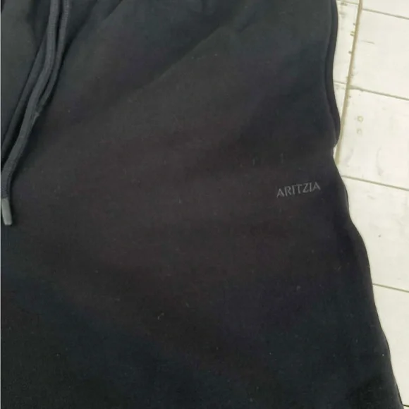 Aritzia Women's Black Sweatpants - Picture 4 of 9